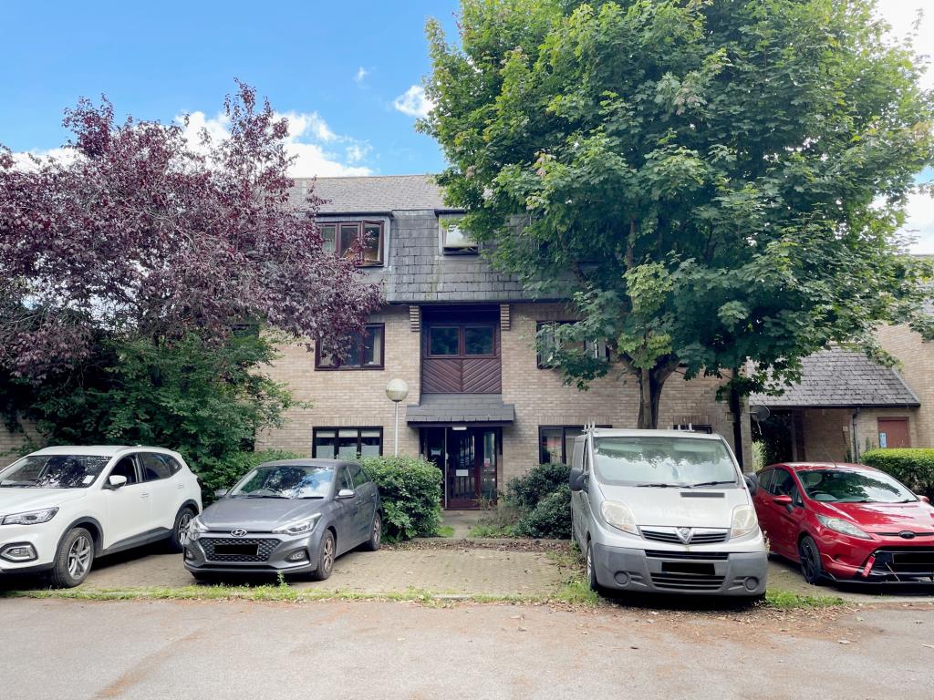 Lot: 126 - RESIDENTIAL INVESTMENT - GROUND FLOOR STUDIO FLAT - Rear of building from the resident car parking area